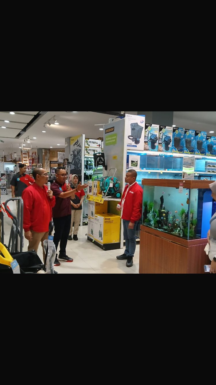 ANEKA KEBUTUHAN: Faozul Wildan (kiri), saat memimpin visit store di Living Plaza Balikpapan.