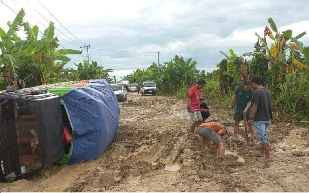 Kondisi jalan Desa Sebelimbingan-Teluk Dalam di hulu Kukar (Istimewa)