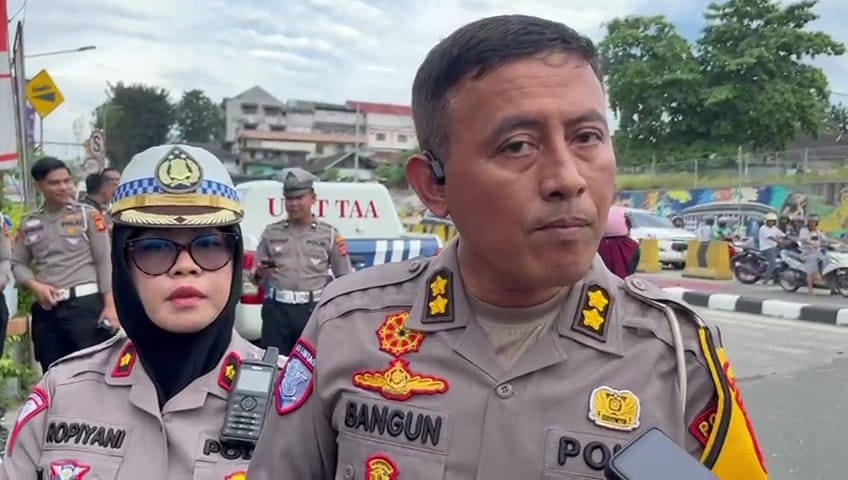 Kasubdit Gakkum Ditlantas Polda Kaltim, AKBP Bangun Isworo didampingi Kasat lantas Balikpapan Kompol Ropiyani menjelaskan kronologi laka.