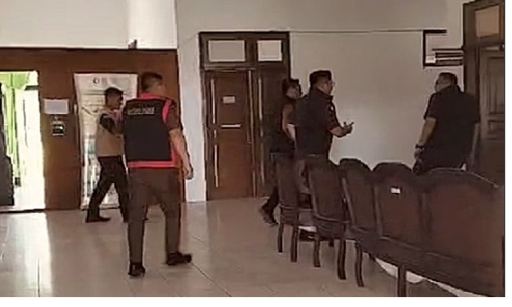 Tim Pidana Khusus Kejari Kobar saat menggeledah kantor Dinas Perikanan dan Ketahanan Pangan