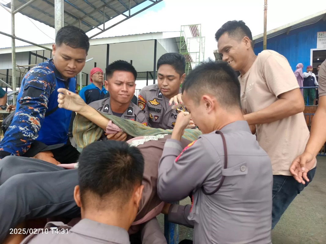 Warga dan petugas membantu evakuasi korban.