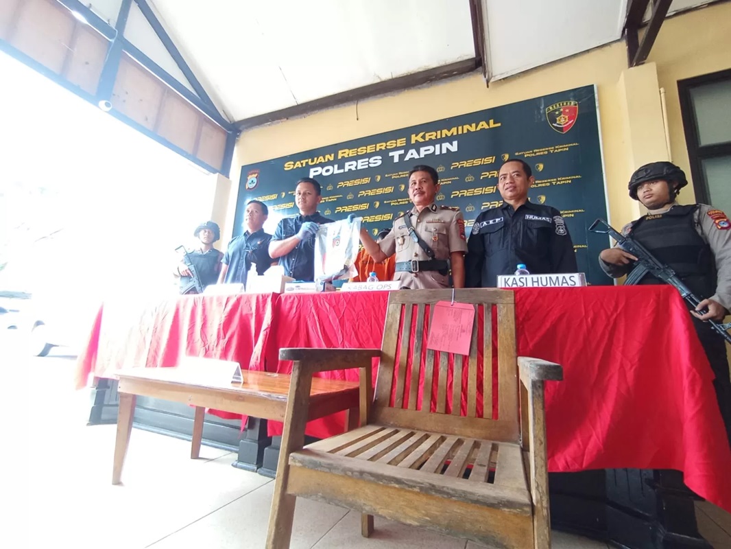 KONFERENSI PERS: Kabag Ops Polres Tapin Kompol Ismat Wahyudi memberikan keterangan pers kasus pembunuhan. (Foto Rasidi Fadli Radar Banjarmasin)