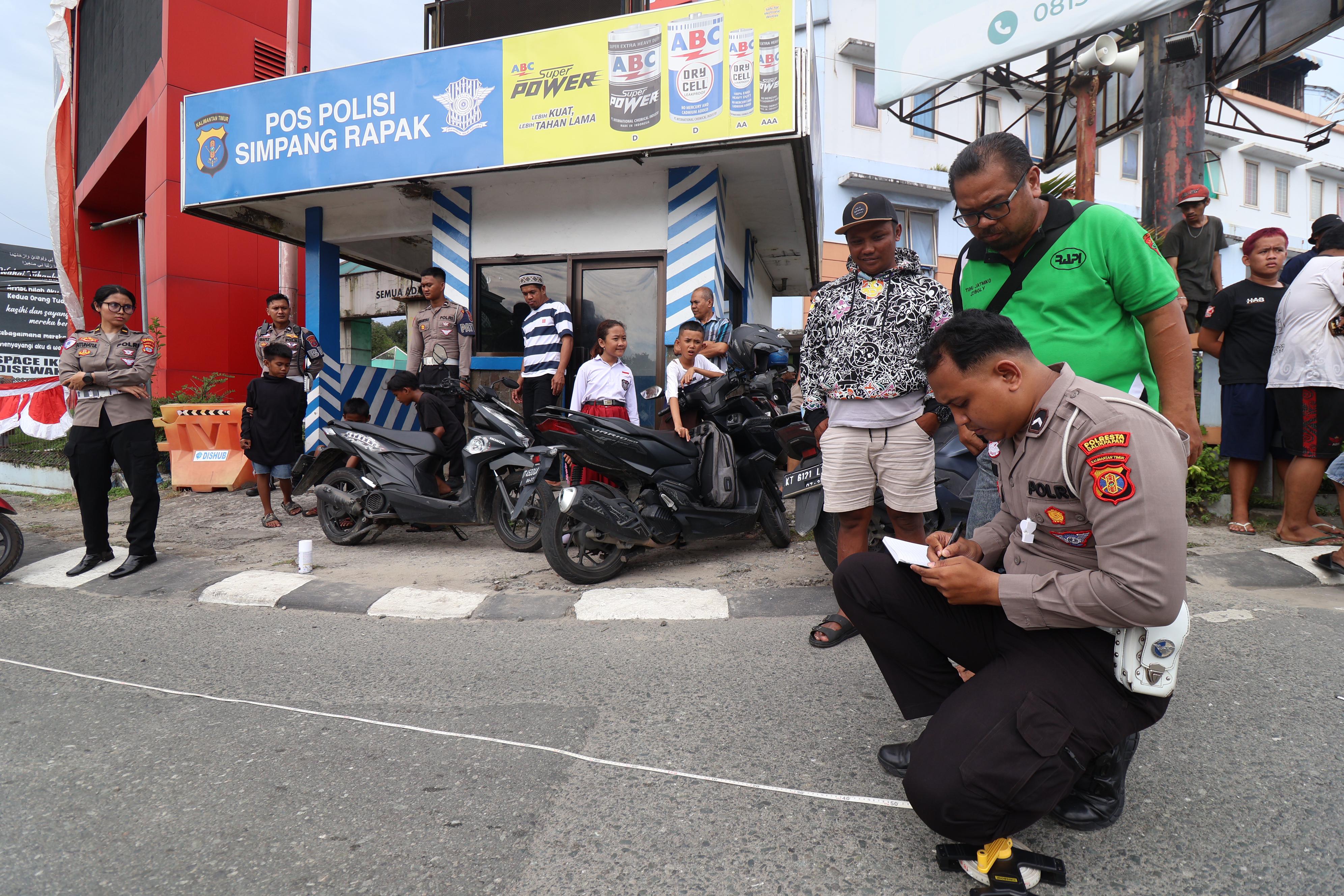 LAKALANTAS: Polisi saat melakukan olah tempat kejadian di lokasi lakalantas simpang Muara Rapak, Balikpapan, Selasa, 11 Februari 2025.