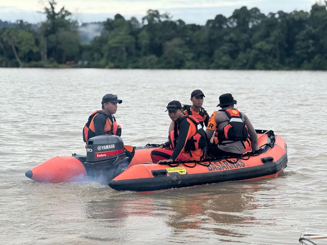 PENYISIRAN : Tim SAR Gabungan melakukan pencarian korban kecelakaan speedboat di Sungai Temangga, Bulungan.