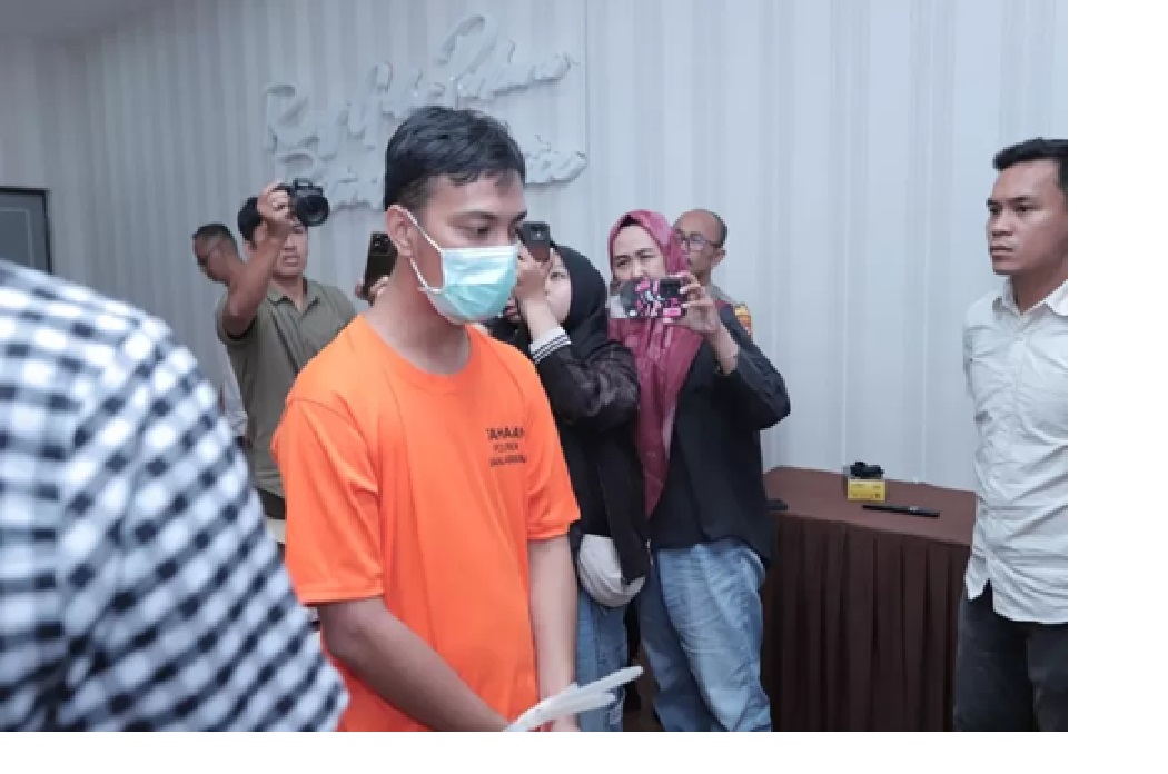 TERSANGKA: Guru PPPK dan pembina pramuka, RMS (30), saat dihadirkan di Mapolresta Banjarmasin, kemarin (11/2). (Foto: HUMAS POLRESTA BANJARMASIN)