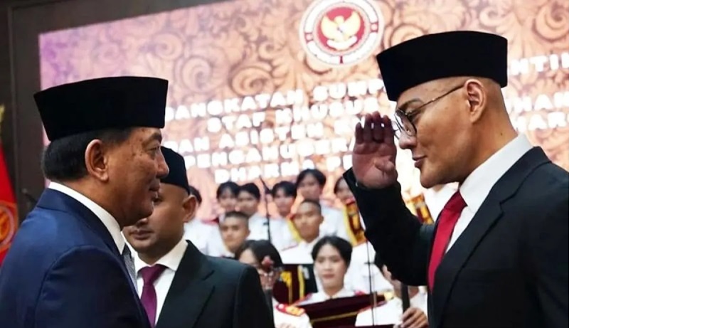 Menteri Pertahanan Sjafrie Sjamsoeddin (kiri) usai melantik Deddy Corbuzier (kanan) sebagai Staf Khusus Menteri Pertahanan di kantor Kemhan, Jakarta Pusat, Selasa (11/2/2025). ANTARA/Instagram @dc.kem