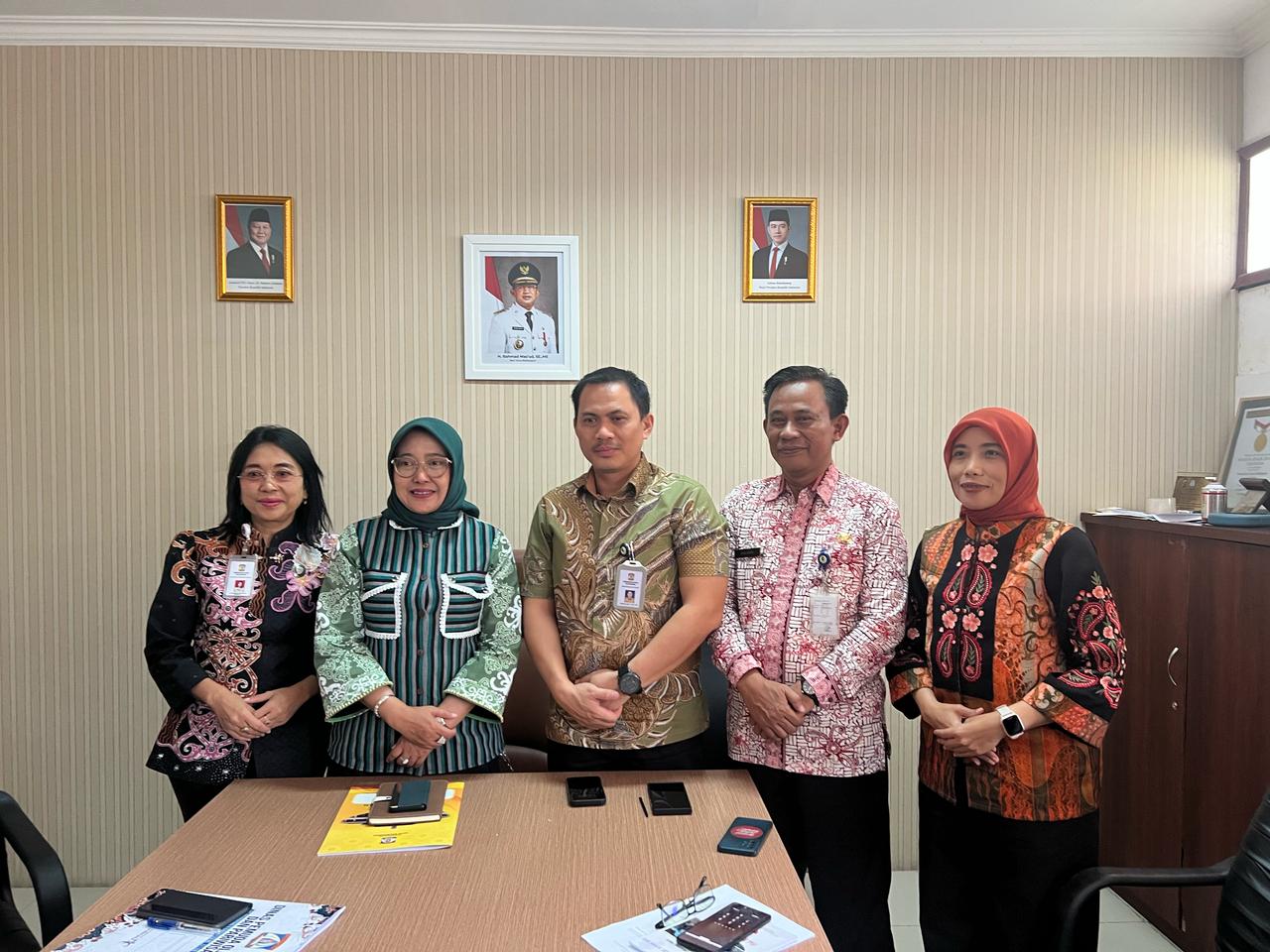 Ketua Panitia HUT ke-128 Kota Balikpapan, Andi Sri Juliarty (dua kiri) didampingi Penanggung Jawab Event Fun Run HUT Balikpapan Fachrul Razi (tengah) dan panitia acara HUT Balikpapan lainnya.