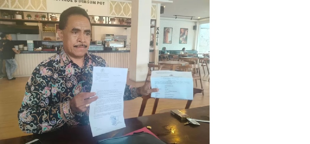 Kuasa hukum tersangka DL alias DM, Raymundus Loin memperlihatkan surat laporan ke Propam Polda Kalbar atas dugaan pemerasaan dan rekayasa kasus yang diduga dilakukan oknum polisi di Polres Sanggau. (A