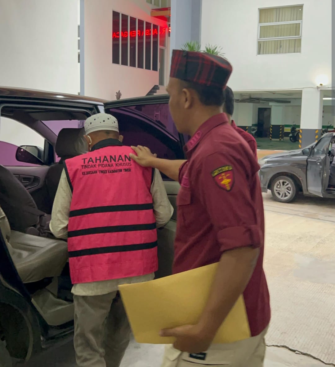 Tersangka saat dibawa.