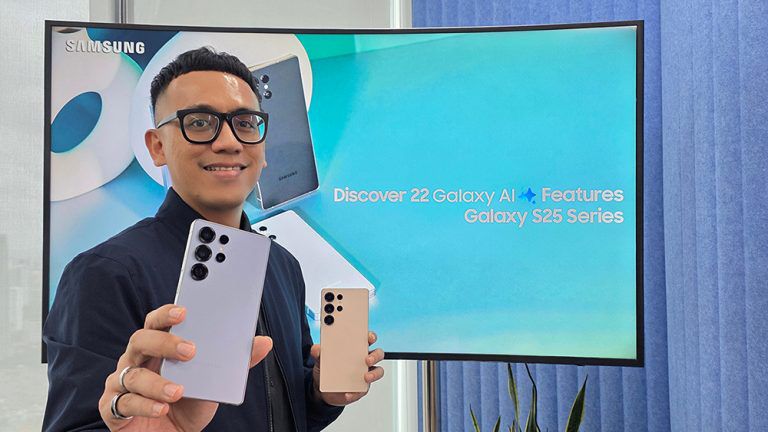 BANYAK KEUNGGULAN: Ilham Indrawan memaparkan keunggulan Samsung Galaxy S25 saat Zoom Meeting, Senin, 10 Februari 2025.