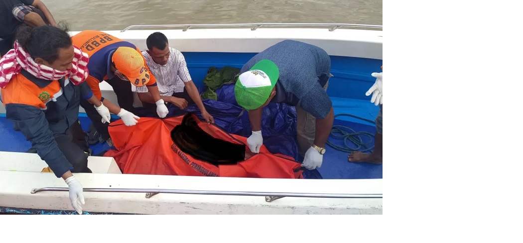 DIEVAKUASI : Jasad korban kecelakaan dievakuasi tim SAR gabungan.