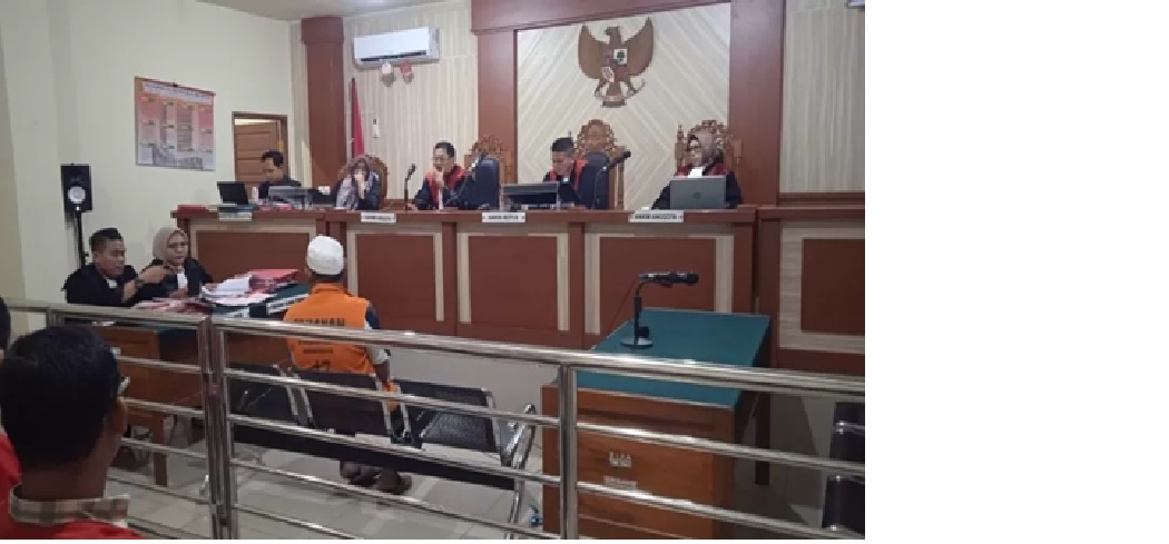 TUNTUTAN: Kurir sabu Muhammad Ansyari mendengarkan tuntutan JPU saat sidang di PN Banjarmasin, Selasa (11/2/2025). (Muhammad Oscar Fraby)