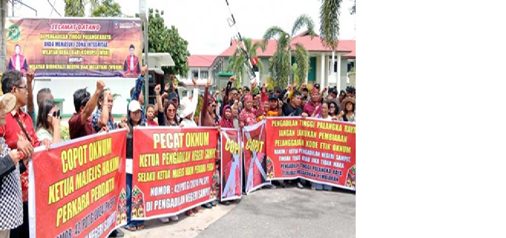 AKSI: Massa dari Kesatuan Masyarakat Hukum Adat Kalimantan Tengah melakukan orasi di depan Pengadilan Tinggi  Palangka Raya, Kamis (13/2). DODI/RADAR SAMPIT