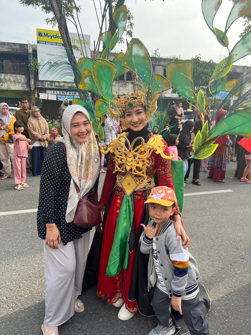 Antusias warga Balikpapan menyaksikan dan foto bareng peserta dengan pakaian budaya yang unik dan menarik.