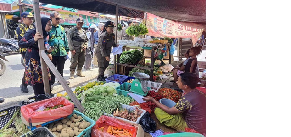 TEGURAN: Tim terpadu Pemkab Kotim memberikan teguran lisan kepada puluhan pedagang yang melanggar aturan di sepanjang Jalan Sukabumi dan Jalan Cristopel Mihing, Kamis (13/2).HENY/RADAR SAMPIT