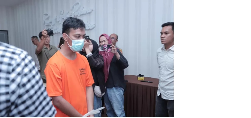 TERSANGKA: Guru PPPK dan pembina pramuka, RMS (30), saat dihadirkan di Mapolresta Banjarmasin, kemarin (11/2). (Foto: HUMAS POLRESTA BANJARMASIN)