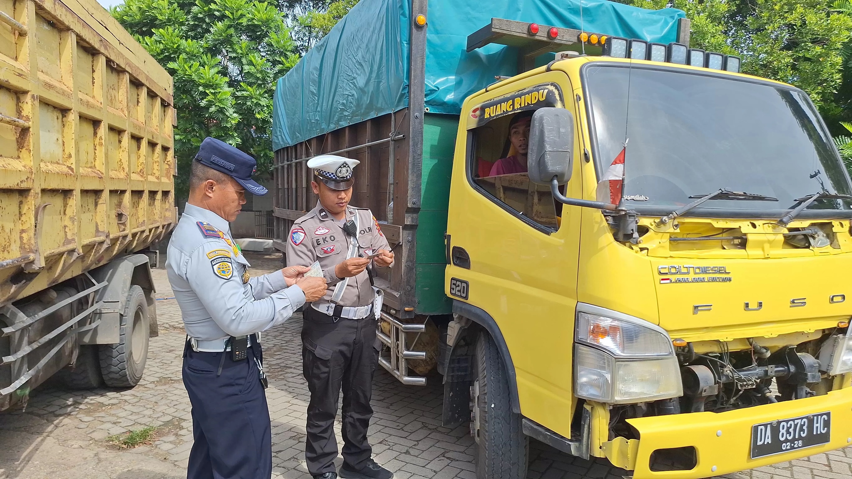 RAZIA: Puluhan angkutan di Banjarbaru masih kedapatan bermasalah KIR. (SHEILLA FARAZELA/ RADAR BANJARMASIN)