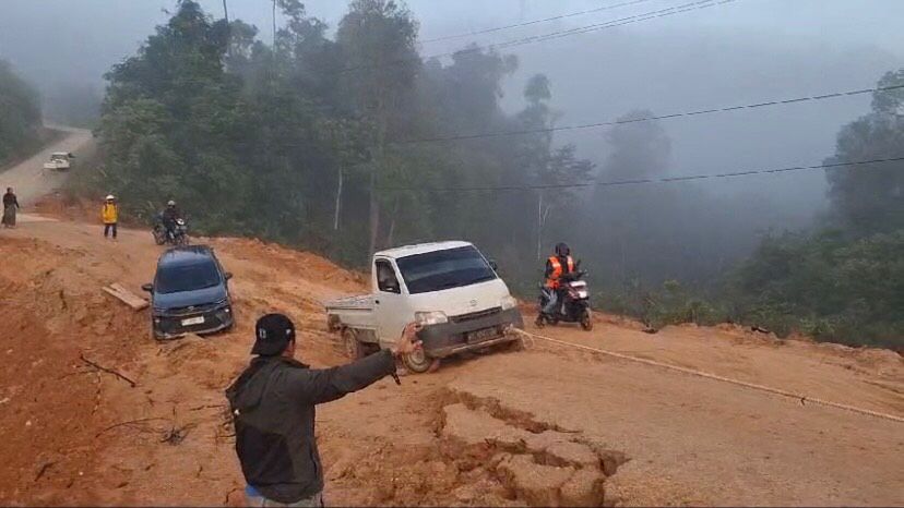 KEMBALI RUSAK: Jalan Poros Pegat Bukur di Kabupaten Berau kembali mengalami kerusakan pada Sabtu, 15 Februari 2025.