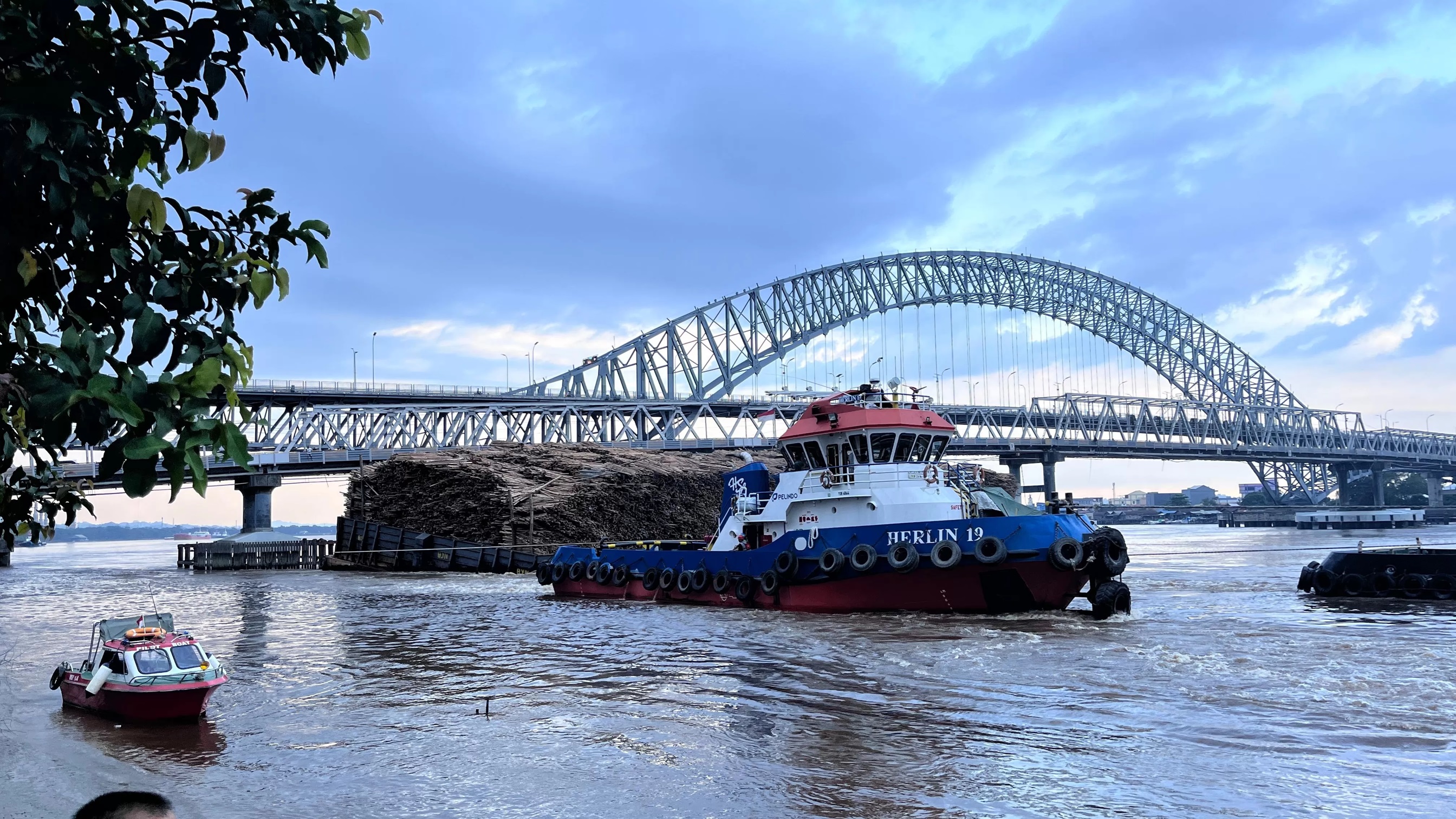 KEMBALI DITABRAK: Dua pilar Jembatan Mahakam ditabrak tongkang bermuatan kayu saat proses pengolongan Minggu (16/2) sekitar pukul 16.00 Wita. (RESTU/KP)
