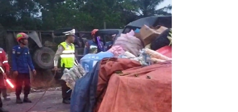 RUSAK BERAT: Polantas serta petugas damkar saat mengevakuasi truk dan pikap yang terlibat kecelakaan di Jalan Jenderal Sudirman, Sampit, Sabtu (15/2) pagi. IST/RADAR SAMPIT