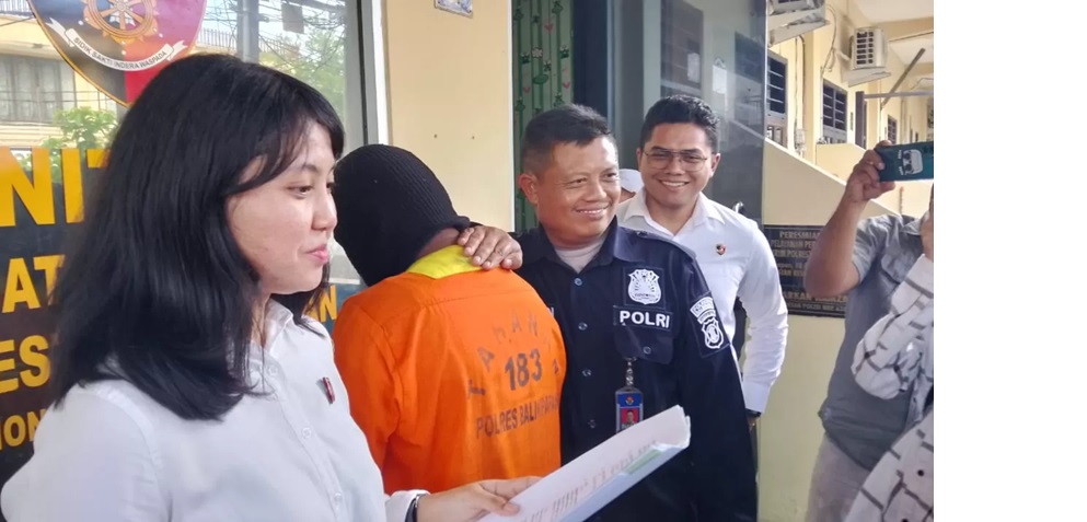 DIPROSES HUKUM: RD (oranye) saat masih dalam proses hukum di kepolisian. (DOK.BALPOS)