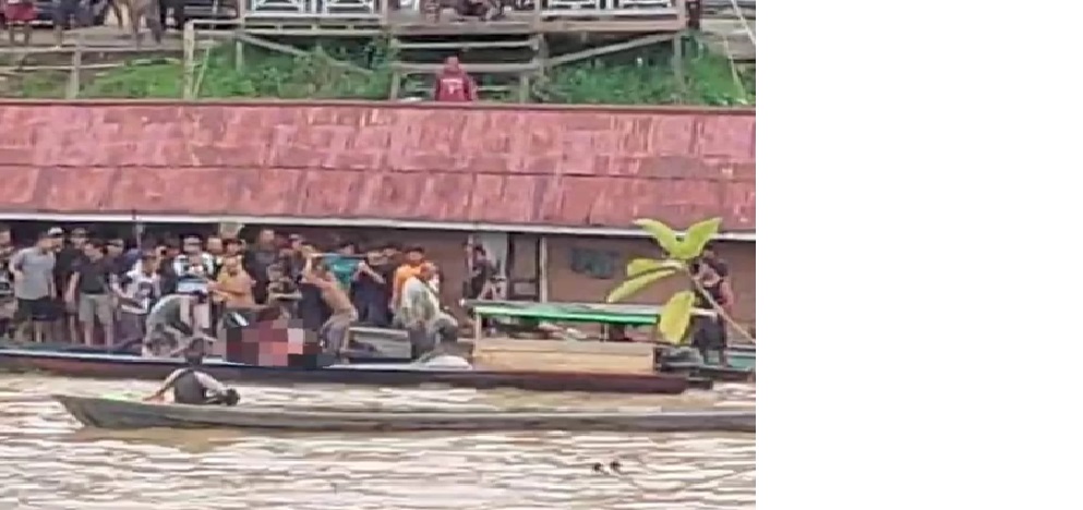 Tangkapan layar video terduga pelaku pembunuhan di Kapuas Hulu dihajar massa pada Selasa (18/2/2025). (ISTIMEWA)