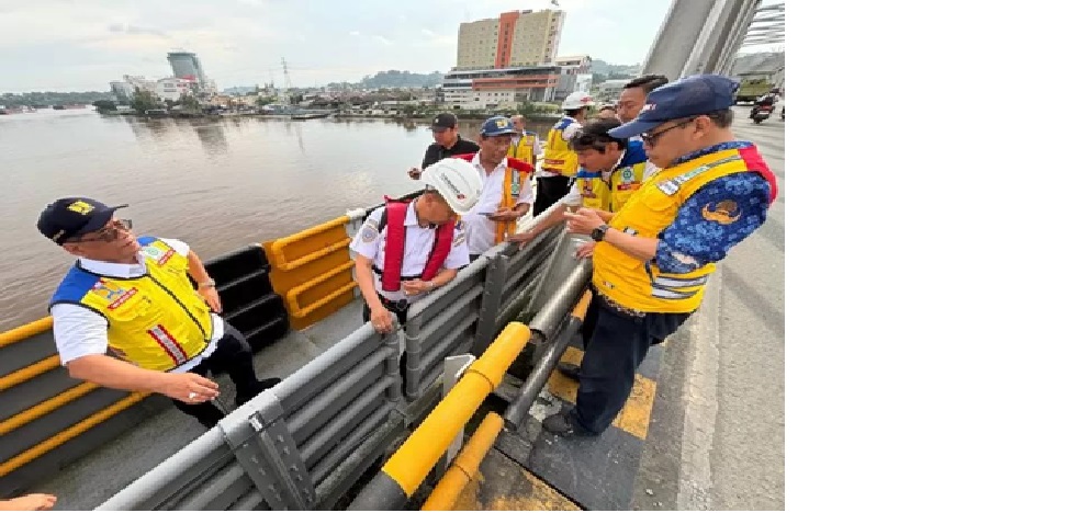TERUS TERGERUS. Jembatan Mahakam mengalami pergeseran dan retakan setelah kembali ditabrak tongkang bermuatan kayu, Minggu (16/2). Dua fender pelindung hilang, sementara pilar 3 mengalami kerusakan.