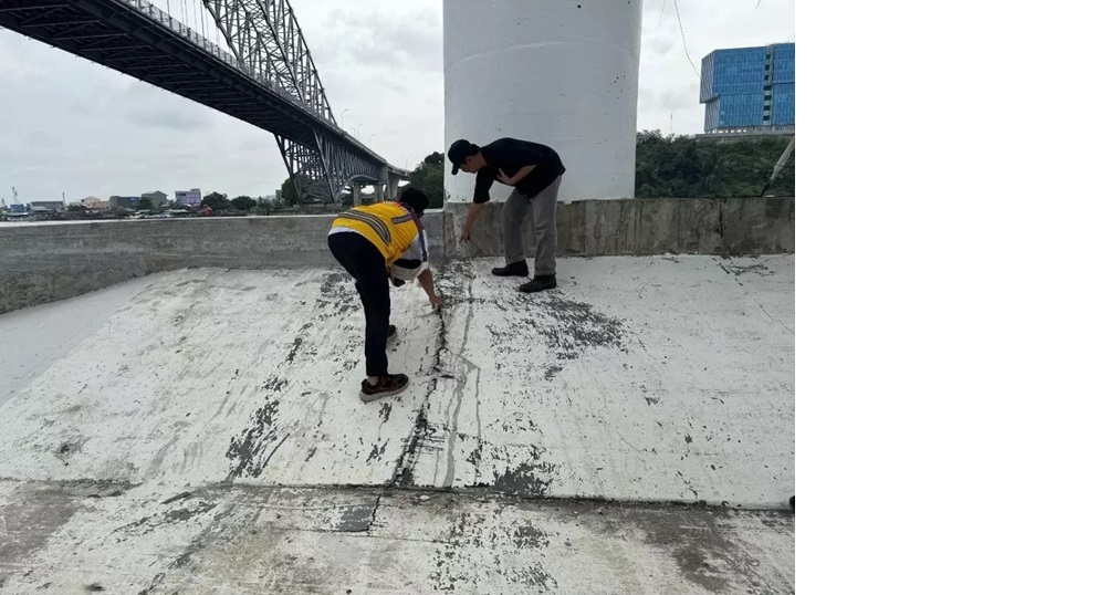 CEK KONDISI: Tim dari Balai Besar Pelaksana Jalan Nasional SKPD TP 02 mengecek kondisi pilar Jembatan Mahakam yang ditabrak. (KP)