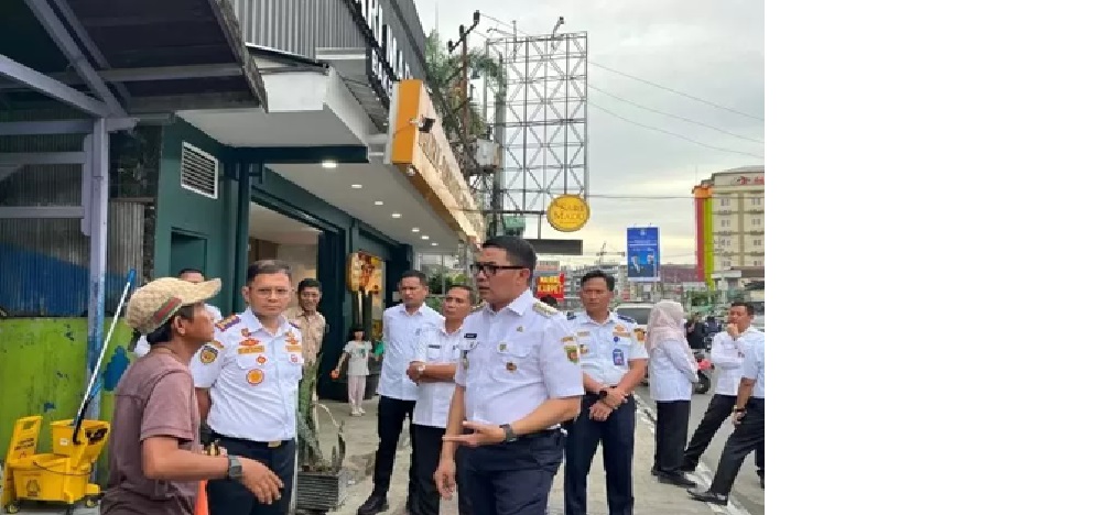 Wali Kota Samarinda, Andi Harun, berbincang dengan jukir pada Januari lalu.