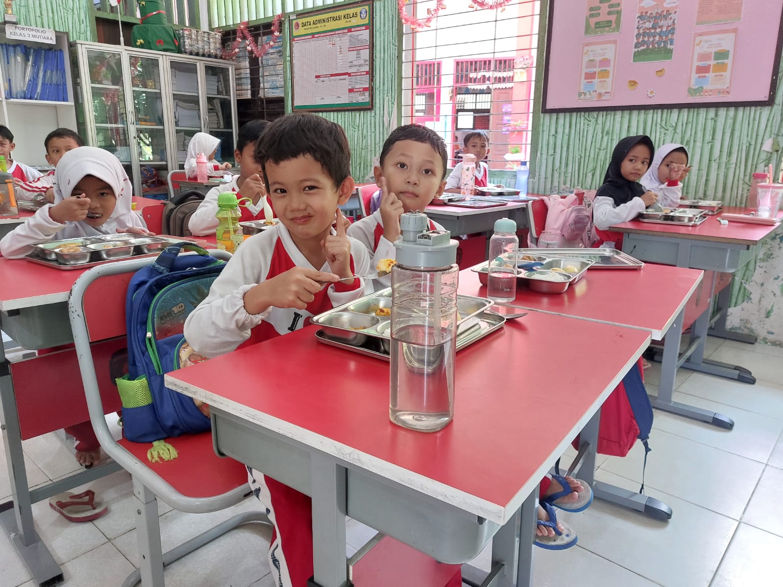 Antusiasme anak-anak SDN 018 Tenggarong memakan kotakan MBG (Elmo/Prokal.co)