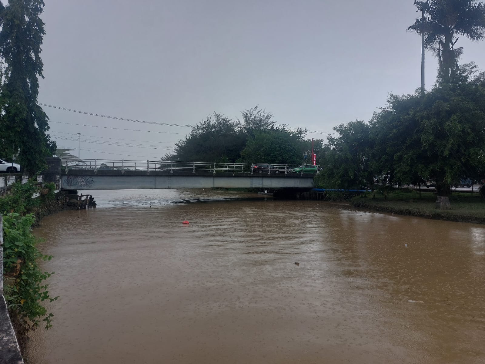 Kondisi air Sungai Mahakam di Tenggarong yang bangar (Elmo/Prokal.co)