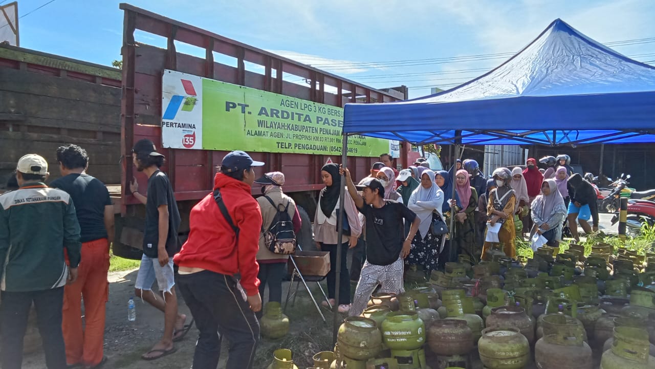 DINANTI: Warga di PPU saat antre membeli gas elpiji bersubsidi pada momen GPM.