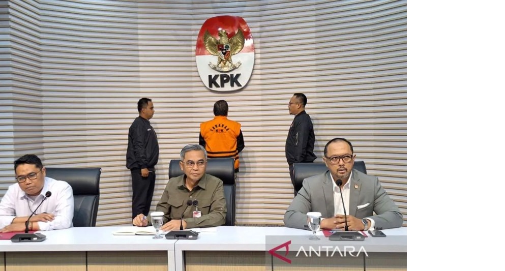 Ketua Komisi Pemberantasan Korupsi (KPK) Setyo Budiyanto (tengah)