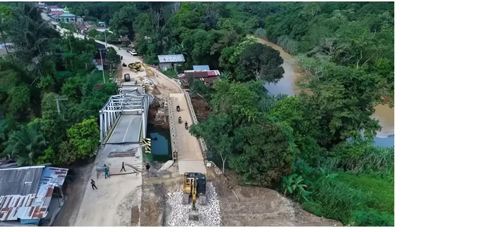 Jembatan Bailey di Desa Busui, Batu Sopang, Kabupaten Paser kini bisa dilintasi kendaraan roda dua.(FOTO:FACEBOOK)