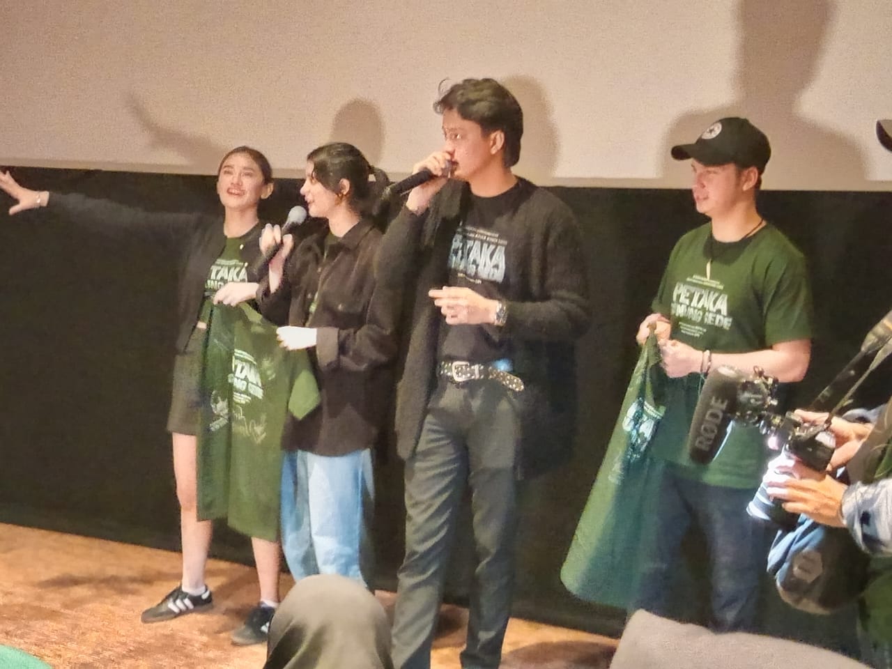 Pemain film Petaka Gunung Gede yaitu Arla Aliani (Maya), Adzana Shaliha (Ita), Endy Arfian (Ale), dan Razan Zu (Yadi) menyapa para penonton, menciptakan euforia tersendiri di dalam studio.