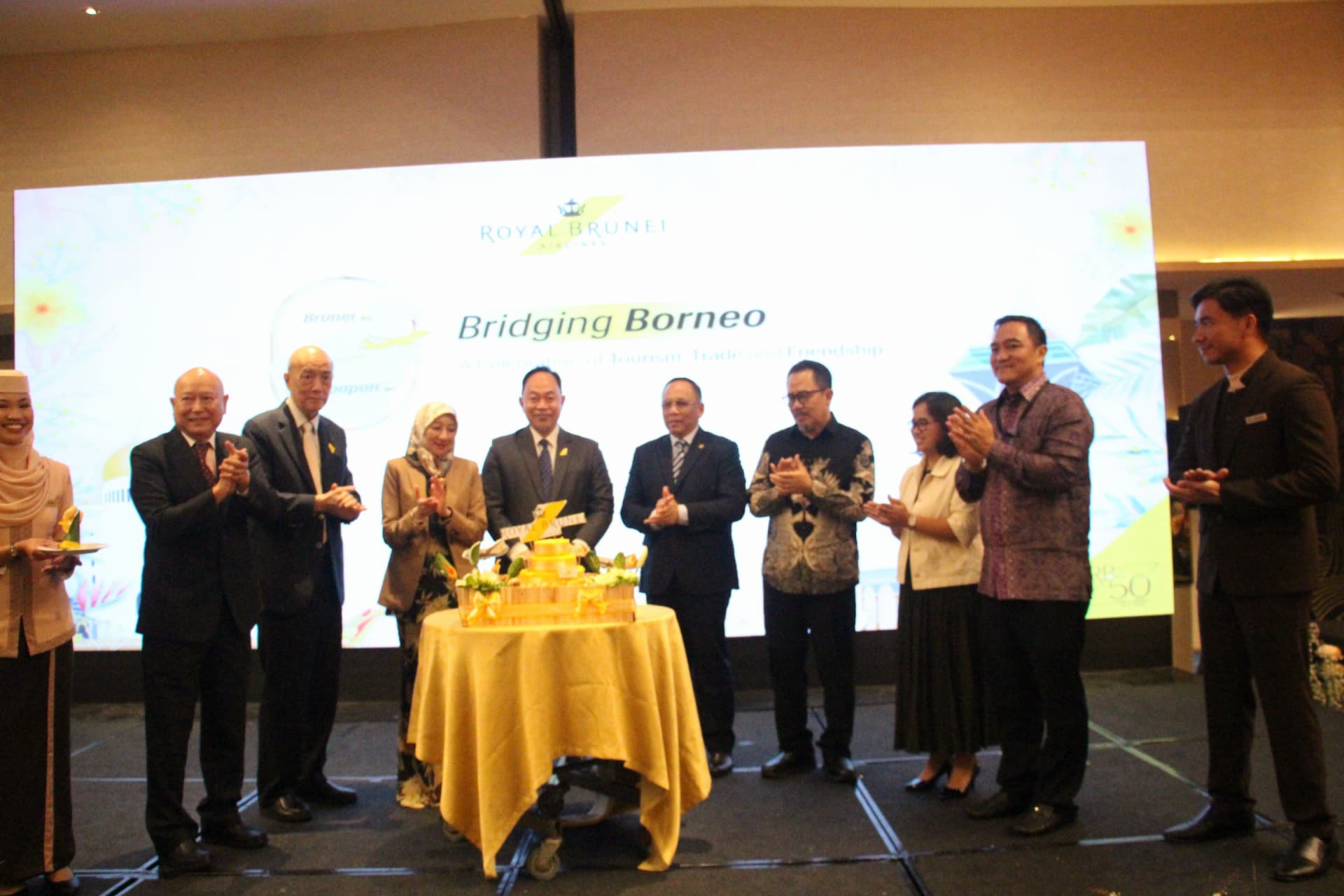 Royal Brunei Airlines kembali menghubungkan Brunei Darussalam dengan Balikpapan. Peresmian rute ini ditandai resepsi meriah di Nusantara Ballroom, Astara Hotel, Balikpapan, Jumat (21/2) malam.