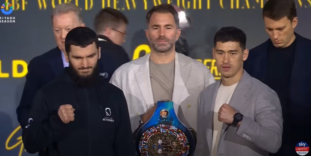 Beterbiev dan Bivol dalam sesi jumpa pers.