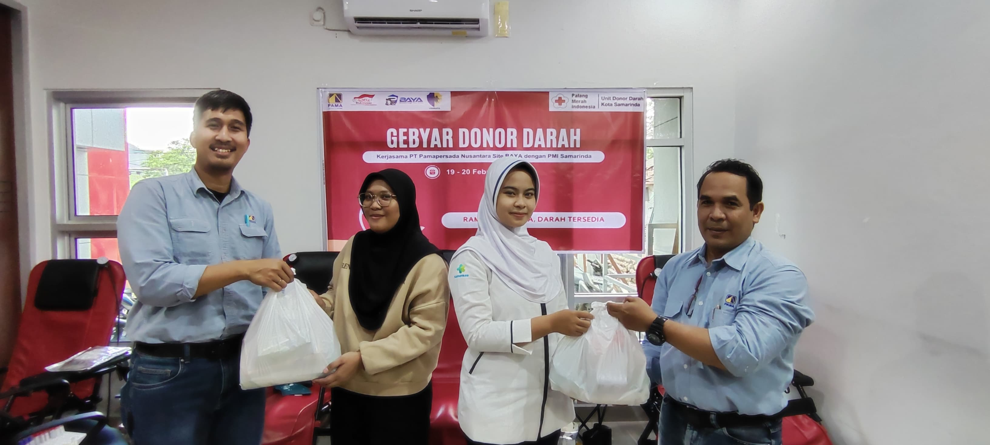 SEMBAKO : CSR Officer PAMA BAYA, Ghani Rasyid Ning (kiri) dan Edwan Akhrizani menyiapkan paket sembako kepada setiap pendonor.