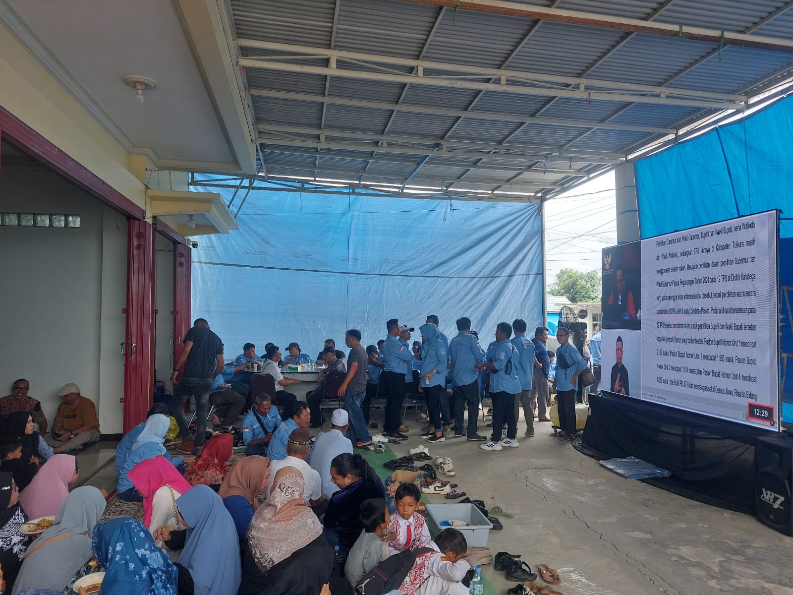 Nobar Tim Relawan Solid Dendi-Alif menunggu putusan MK terkait hasil Pilkada Kukar (Elmo/Prokal.co)