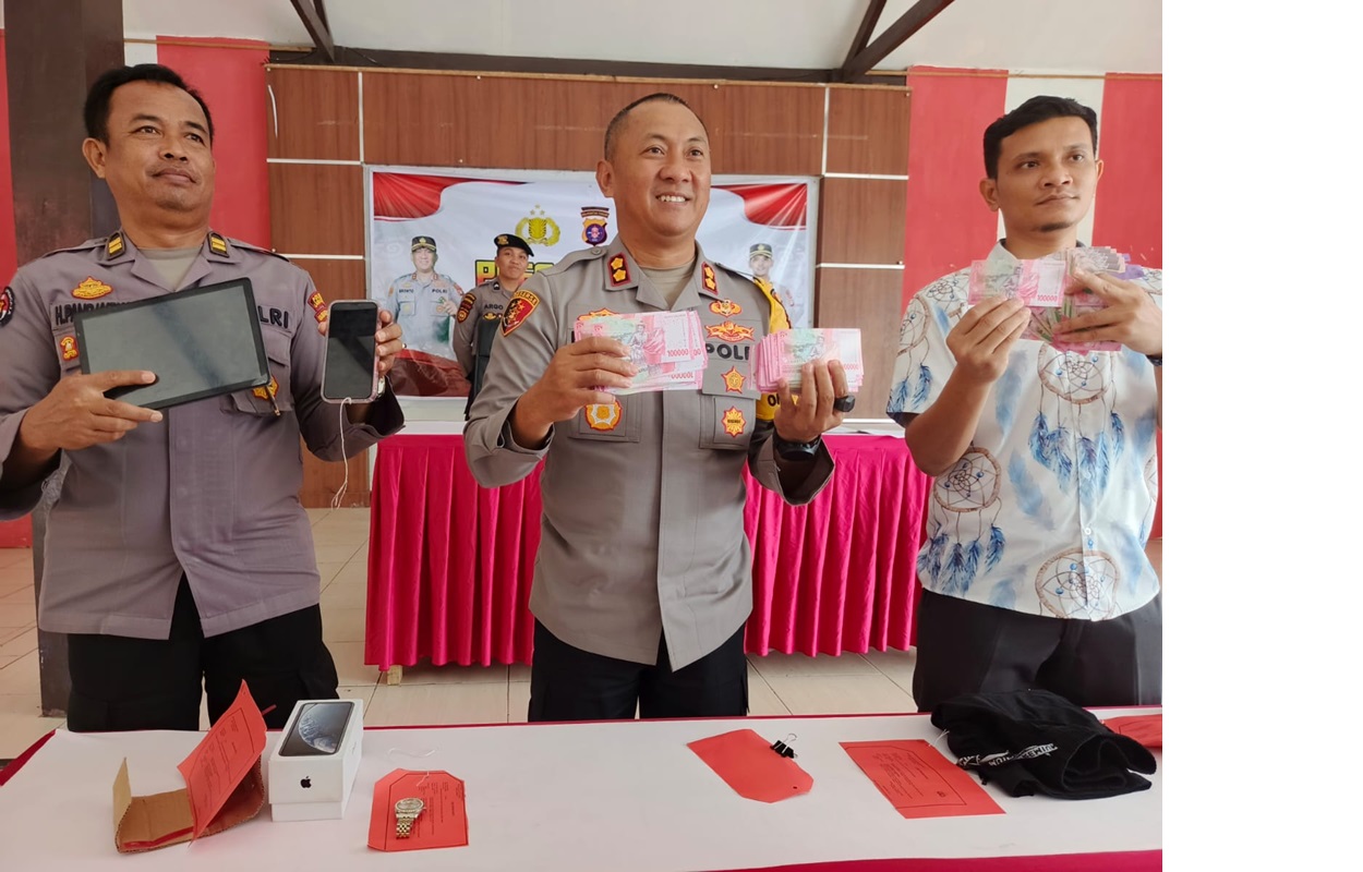 Kapolres Lamandau AKBP Bronto Budiyono saat menunjukkan barang bukti dan hasil penipuan. (Ria Mekar/Radar Sampit)