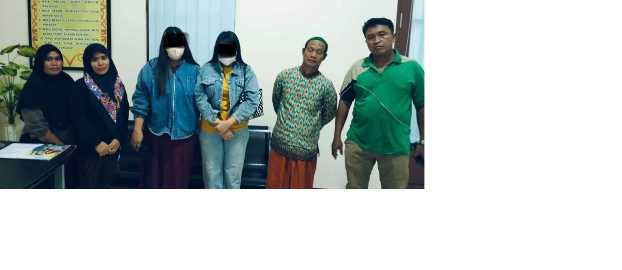 DIAMANKAN: Dua PSK (pakai masker) saat diamankan Satpol PP PPU di sebuah guest house di kawasan IKN. (ist)