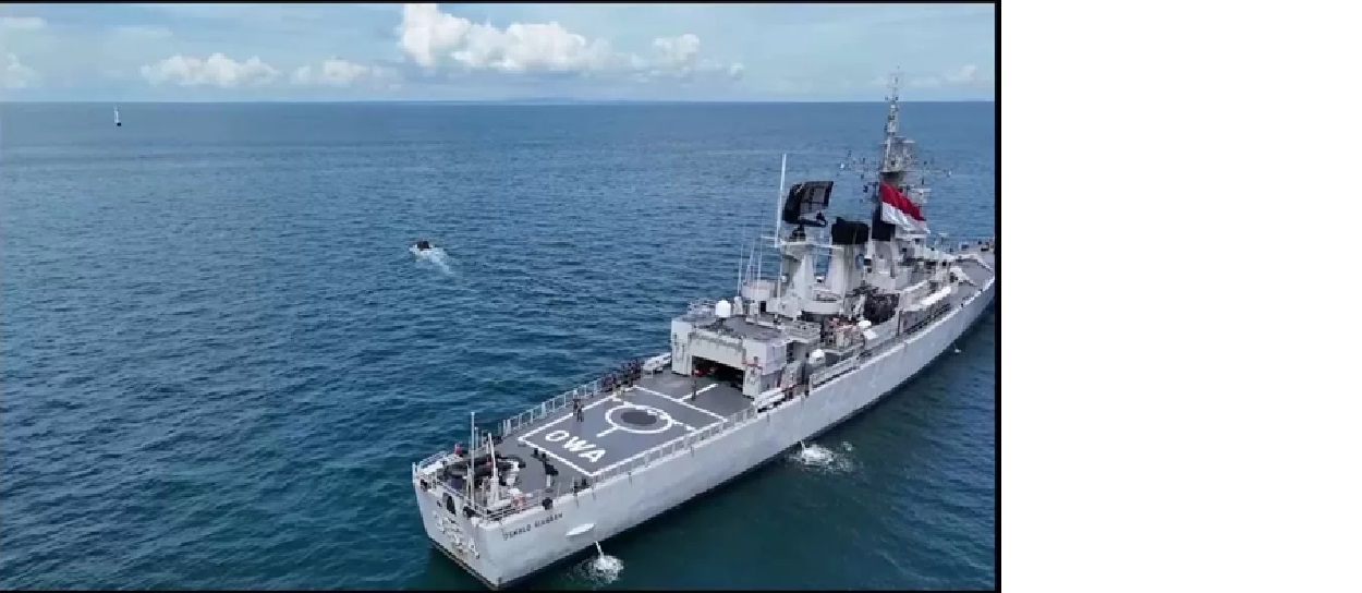 LAKUKAN PEMELIHARAAN: Sejumlah personel dari dua KRI yang melakukan patroli di perbatasan melakukan perawatan dan pemeliharaan Suar Karang Unarang.