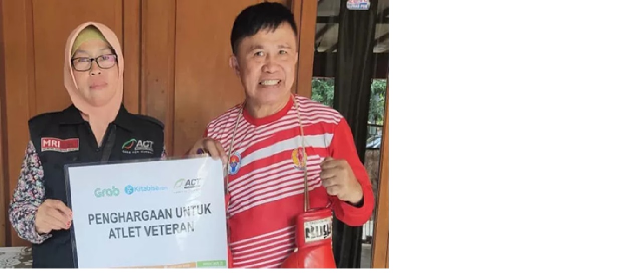 Ellyas Pical (kanan) beberapa tahun lalu.