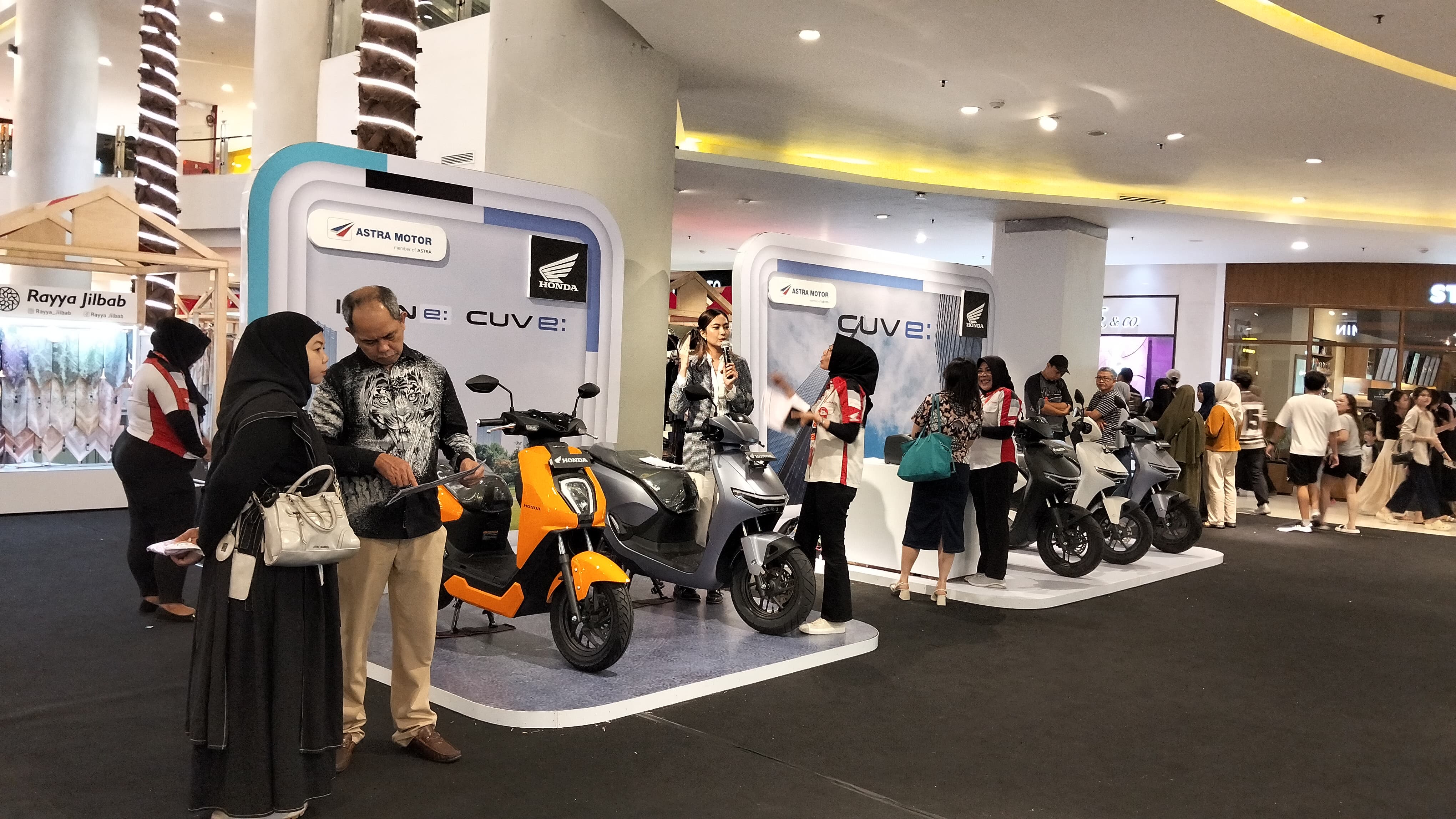 Pameran motor listrik Honda di atrium Pentacity Balikpapan.