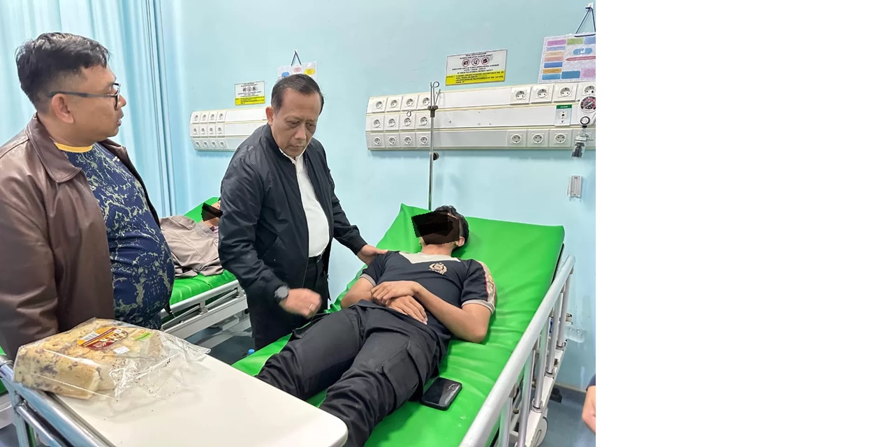 MEMBESUK : Kapolda Kaltara membesuk personel korban pengeroyokan.