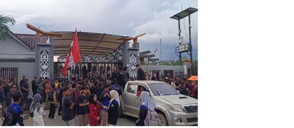 TUNTUT PEMBATALAN. Mahasiswa menggelar aksi demonstrasi di depan kantor DPRD Provinsi Kaltim, Jalan Teuku Umar, Sungai Kunjang, menolak program Makan Bergizi Gratis. (KIS)