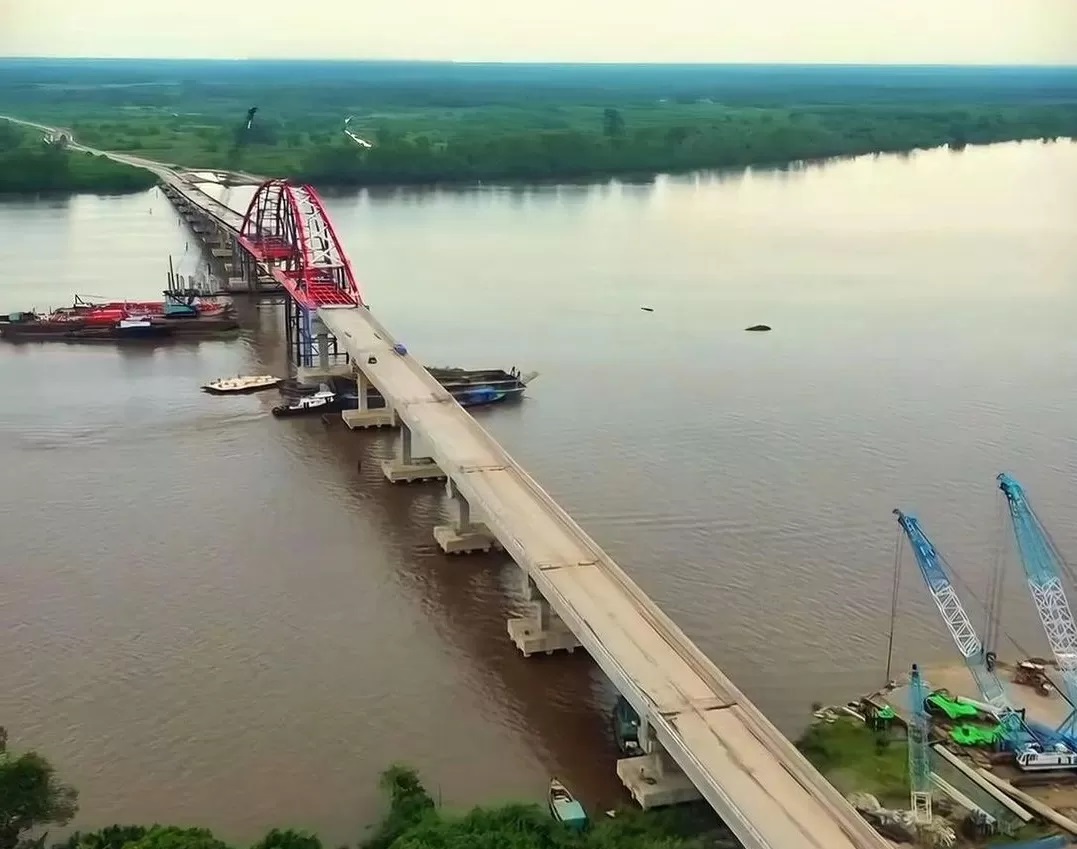 Jembatan Sungai Sambas Besar (JSSB) saat dalam pengerjaan. Kini jembatan hampir rampung. (ISTIMEWA)