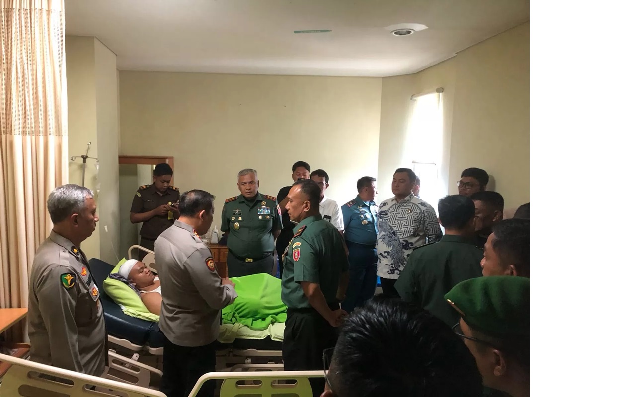 MEMBESUK : Pangdam VI/Mulawarman bersama Kapolda Kaltara membesuk personel yang tengah menjalani perawatan.