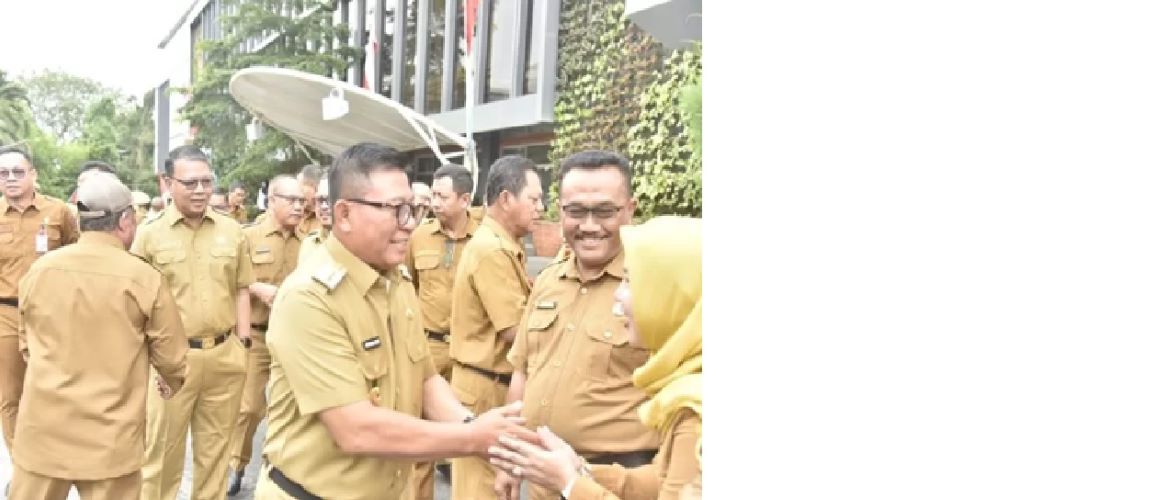 BANGUN CHEMISTRY. Wakil Wali Kota Saefuddin Zuhri menyapa satu per satu kepala OPD di lingkungan Pemkot Samarinda usai apel pagi, Senin (24/2). (IST)