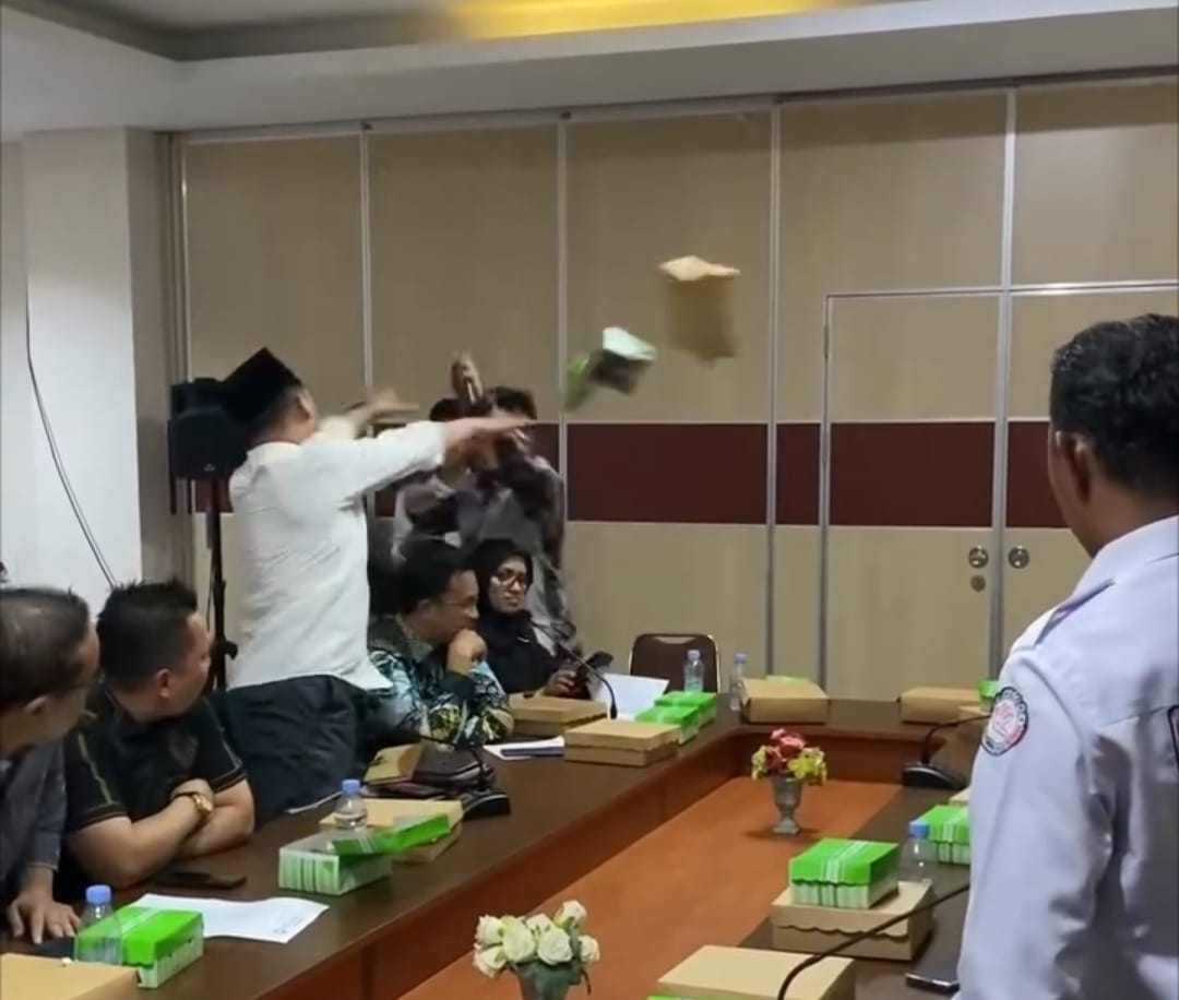 LEMPAR: Kericuhan saat rapat DPRD Samarinda bersama Dinas PUPR dan pekerja Teras Samarinda, Kamis, 27 Februari 2025.